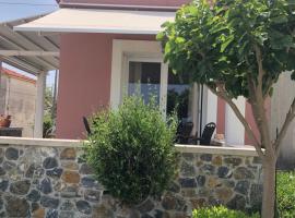 Modern house by the sea, hotel in Apidias Lakos