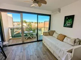 Studio climatisé avec balcon - Vue montagne - 50 m de la plage
