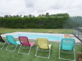 Gite piscine juin sept et SPA, hotel with parking in Fougeré