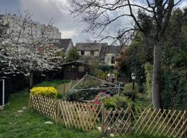 Grande maison avec jardin, hotel in Le Blanc-Mesnil