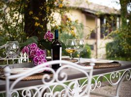 Ca' le cerque, villa surrounded by the Marche nature, hotel with parking in Fossombrone