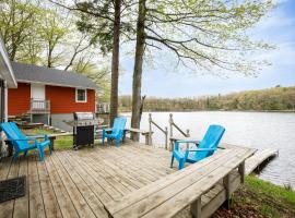 The Bryan Lake Hideaway: Lake Ann şehrinde bir villa