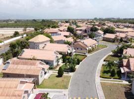 Cool Breeze Bed and Breakfast, hotel di Portmore