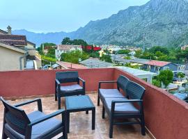 House with big terrace near the beach, cottage in Kotor