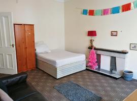 Guest House Free Parking Private Room Millroad, bed & breakfast i Glasgow