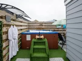 Adorable private couples retreat with hot tub
