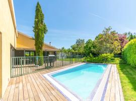Casa Gazaga, amplia casa con piscina y jardín para toda la familia, hotel with pools in Lácar