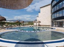 Yarden Estate Hotel, hótel í Yesod Hamaala