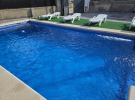 Chalet con piscina 50 minutos madrid en escalona, котедж у місті Толедо