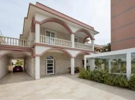 MARE FUORI - stanze con piscina