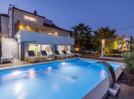 Sun castle holiday house Babic, hotel in Kastel Stari