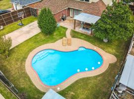 Luxurious Paradise home with Pool hot tub & Game room, hotel con parcheggio a Sachse