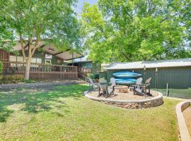 Texas Home with Deck and Cedar Creek Reservoir Access, hotel with parking in Gun Barrel City
