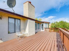 Fountain Hills Home with 2 Decks and Mountain Views!, holiday home in Fountain Hills