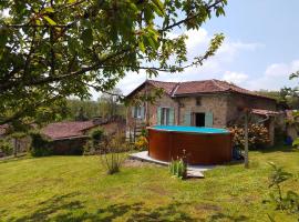 Cottage by the Chateau with pool in National Parc, hytte i Les Salles-Lavauguyon