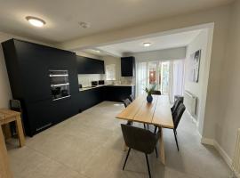 Charming 4 Bed House, 20 Minutes to Central London，埃奇韋爾的飯店