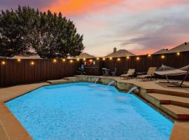 Luxe Retreat-5BR Oasis with sparkling pool & gaming, feriebolig i Mesquite