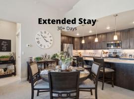 Serene Retreat with Hot Tub, Sauna, Pool & Gym, hotel in Windsor