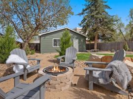 Spirit of the Rockies - Private Backyard & Hot Tub, vila u gradu 'Fort Collins'