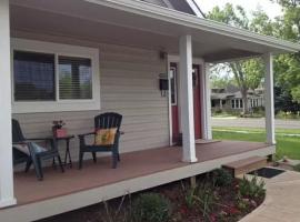 Sherwood Cottage - Steps from Old Town & Poudre River, rumah liburan di Fort Collins