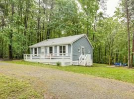 Mineral Cottage with Fire Pit Steps to Lake Anna!, hotel with parking in Mineral