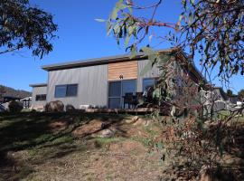 #1 New Modern Cabin with beautiful views Cabin, hotel in Jindabyne