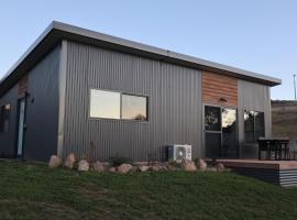 #2 New Modern Cabin with Amazing views over lake, hotel in Jindabyne