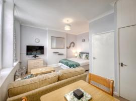 Apartment 4 - Large studio - Sea Front location - Rear views-Free Parking, villa in Paignton