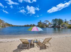 Modern Cape Cod Cottage on Private Pond with Beach, hotel with parking in Wareham