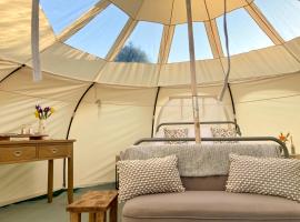 Luxury Stargazing Glamping - Seren Hardd with Hot Tub、スランイドロイスの駐車場付きホテル