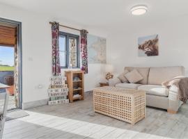 Grassholm Cottage with Hot Tub - Dog Friendly, khách sạn ở Haverfordwest
