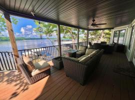 Beautiful Main Channel Lake Home, vacation home in Sunrise Beach