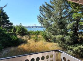 Alsea Shores! Dog Friendly and Hot Tub!, ξενοδοχείο σε Waldport