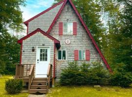 Modern-Cozy A-frame, close to lake, hiking, hotel di Fryeburg