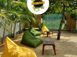 MM'S CREPES Restaurant & Rooms, resort em Arugam Bay