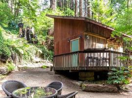 Lofted Studio Cabin in the Redwoods!, country house in Notleys Landing