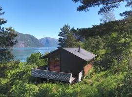 Fjordhytte-1 ist eine schöne Hütte bei Ænes am Hardangerfjord mit grandiosem Fjordpanorama, 20 PS Motorboot mietbar, Cottage in Ænes