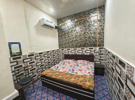 Kanha ji residence family rooms, отель типа «постель и завтрак» в городе Матхура