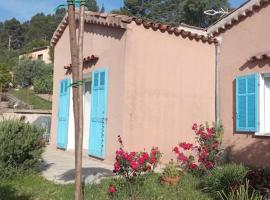 Cosy Maisonnette L'Auriac-climatisée avec jardin, hotel en Le Luc