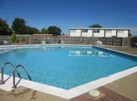 Beautifully appointed 2 storey chalet with access to outdoor swimming pool - 5 minute stroll to miles of sandy beach - Near to the Norfolk Broads & Great Yarmouth