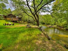 Bear Naked Hideaway - Relax in the hot tub with sounds from the nearby creek, vilă din Epworth