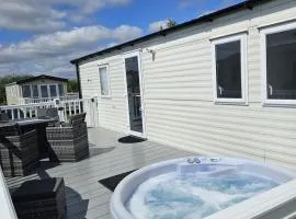 Luxury Caravan 3 Bedroom 8 berth With Hot-tub guests 6 and above require a bond