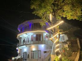 Hotel Aqua Waterfall, מלון בדרמסאלה
