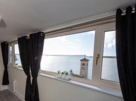 Unit 6 Penthouse Apartment With Harbour & Island Views, hotel v destinácii Cobh