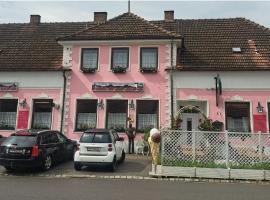 Gasthaus Wildrose Zum Wehrturm, hotel con estacionamiento en Palterndorf