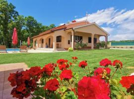 Villa Radovan, хотел в Tinjan
