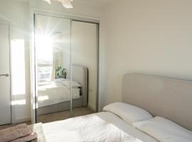 Private Room in 2 bed apartment, homestay di Hounslow