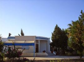 Maison Villa Sousse Chott-Meriem, jardin arbor&eacute;, 400 m de la plage, caba&ntilde;a o casa de campo en Chott Meriem