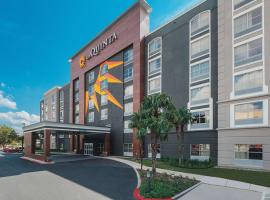 La Quinta Inn & Suites by Wyndham San Antonio Downtown，聖安東尼奧的飯店