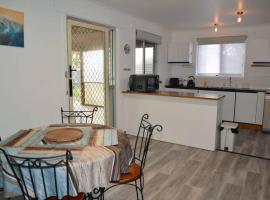 Penguin by the Sea Accommodation, vil·la a Cooee